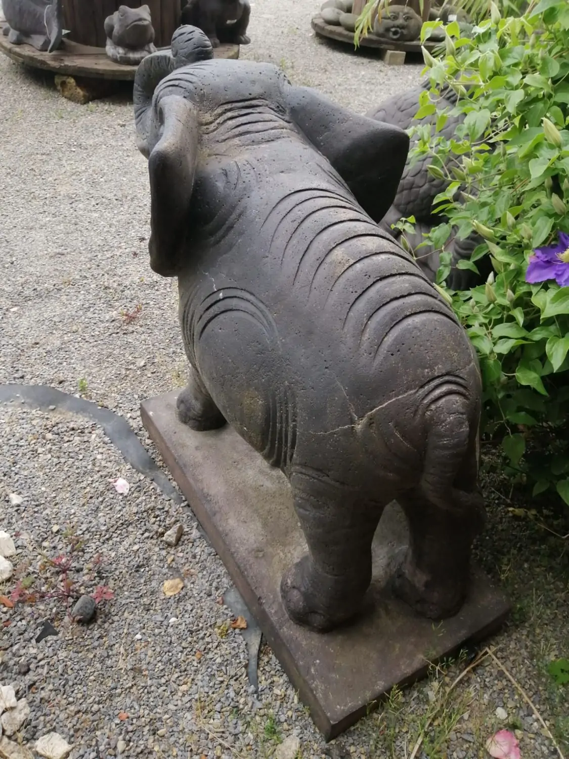 Artikelbild 3 des Artikels “Auf Sockel stehender Elefant als Wasserspiel, 107 cm Länge | in Stein gehauen. Steinguss mit antikem Finish, handgefertigte Nacharbeit “